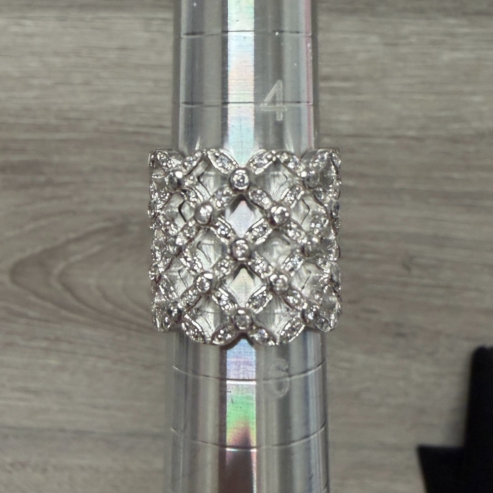 Elegant Sterling Silver Women's Ring .925